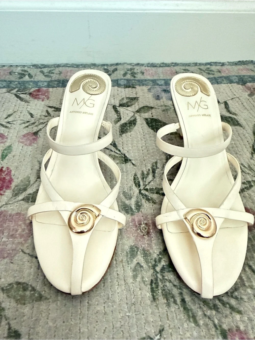 ANTONIO MELANI cream strappy heeled sandals with gold seashell accent - Picture 2 of 4